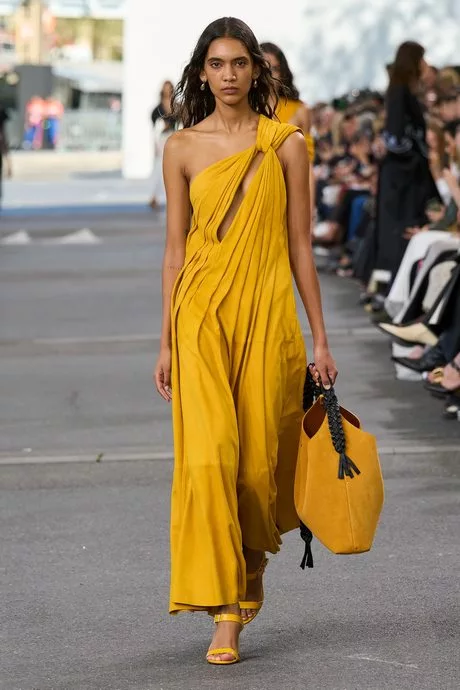 vestidos-en-moda-2024-04_13-7 Φορέματα στη μόδα 2024